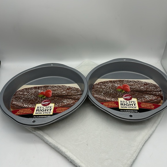 Wilton 9”x 1.5” Round Cake Pans-Non-Stick-2 Pans Set - Picture 2 of 6